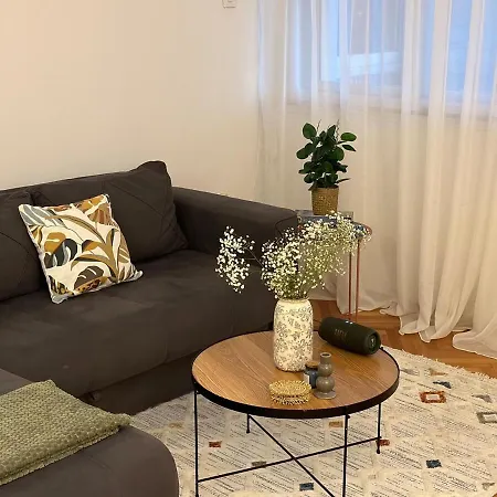 Апартаменты Old Town Hideaway Free Parking *