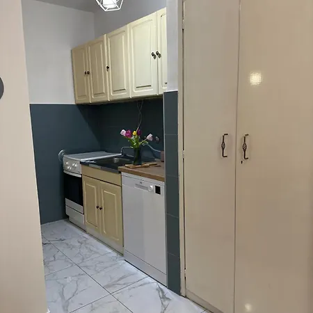 Апартаменты Old Town Hideaway Free Parking